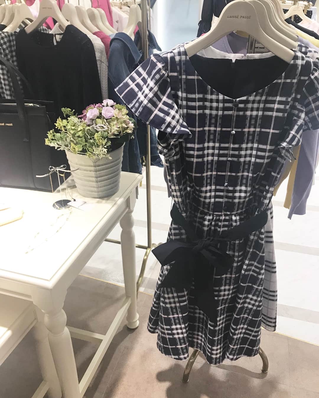 のインスタグラム：「有楽町マルイおすすめアイテム❤︎﻿ ﻿ 新作アイテム入荷中♪﻿ シアーチェックVカラーワンピースが人気です✨﻿ ﻿ イベントSHOPでは、﻿ フォトスペースもご用意💕﻿ ﻿ ぜひSHOPまでお立ち寄りください^ ^﻿ ﻿ ﻿ #laissepasse #レッセパッセ #有楽町マルイ #新作 #チェックワンピース #トレンチコート #春コーデ #フォトスペース」