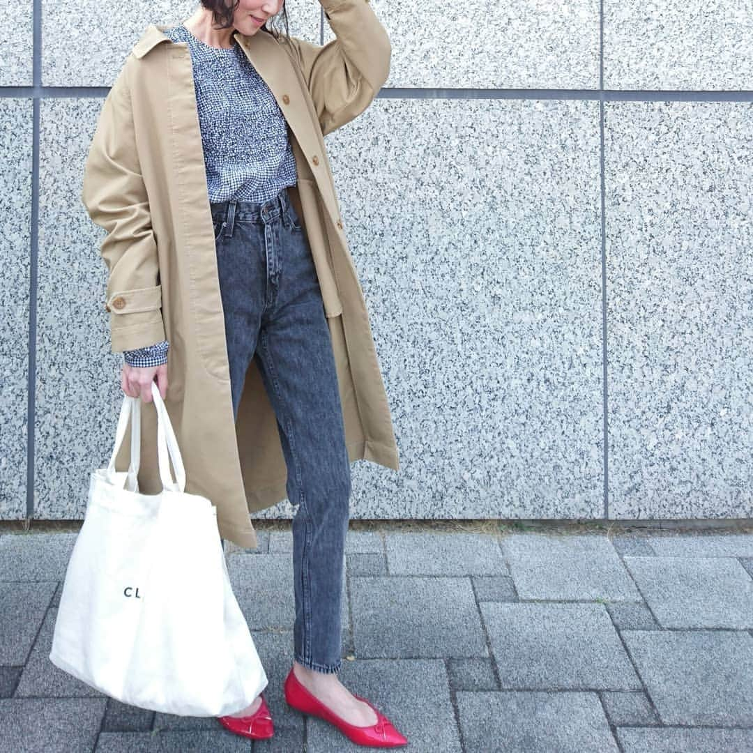 gayo01のインスタグラム：「暖かくなりましたね～🌸 . もう素足でも寒くない😆👏 . . outer · shoes... #gu tops... #zara bottoms... #levis  bag... #clane . #ootd #outfit #fashion #coordinate #locari #denim #gumania #guコーデ #ステンカラーコート #ギンガムチェック #ハイウエスト #デニム #クラネ #トートバッグ #大人カジュアル #プチプラ #プチプラコーデ #シンプルコーデ」