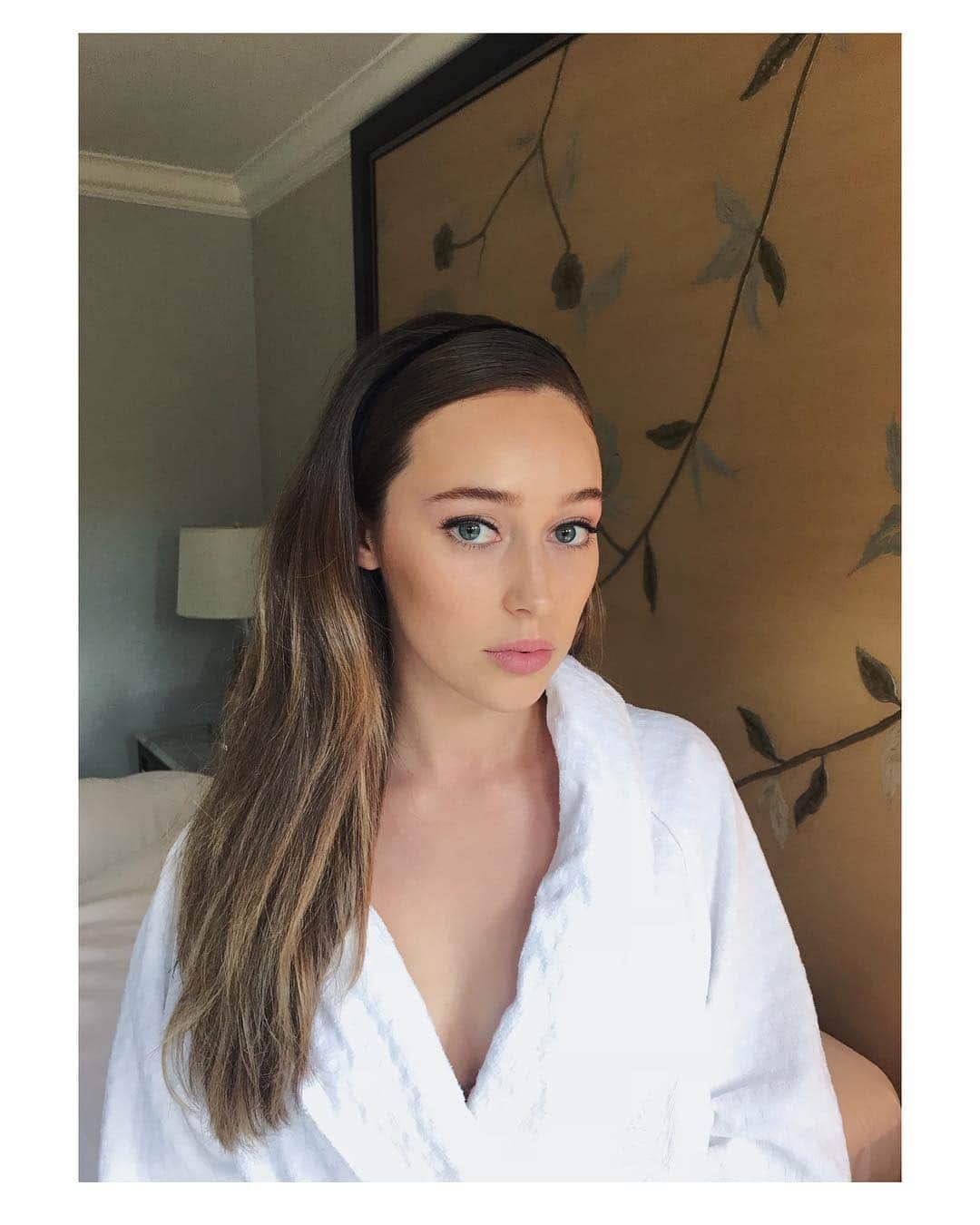 アリシア・デブナム・キャリーのインスタグラム：「Let the press train begin! @feartwd 💀💅🏼 @bobbyeliot and @kristeeliu making me feel like ✨☁️💕」