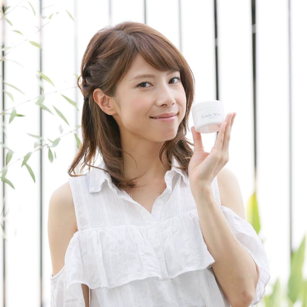 美的生活百貨のインスタグラム：「春肌は明るく美白で☆第一印象バッチリ！ https://goo.gl/nG9xcX  ウユクリームを超えた即効性！ 塗ってすぐにお肌を明るく白く演出♪  パッと明るい肌で春レジャーも華やかなお顔で☆  白肌蘇生発酵乳液配合、 【美白】【ＵＶカット】【トーンＵＰ】【リフトアップ】 ４つの効果を同時に実現！ シミやシワなどのエイジングケアと、 肌の色を美しい色白に補正する力が両方♪  #アンチエイジング　#エイジングケア #美白　#年齢肌　#オルちゃん #美容マニア　#スキンケア #美容　#美肌　#くすみ #シミ　#モデル　#ホワイトニング #ウユクリーム　#美白クリーム #美白になりたい　#follow4follow #f4f　#like4like　#l4l #likeforlike　#相互フォロー　#フォローバック」