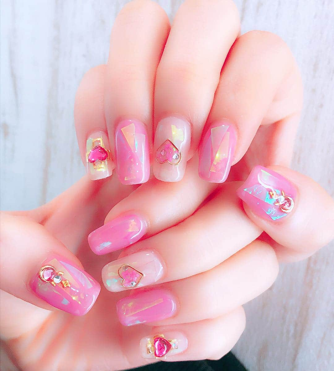 田中れいなさんのインスタグラム写真 - (田中れいなInstagram)「. ネイルチェンジ💘💅🏼 今回やった事ない感じの雰囲気にしてみたょ♥ ✽+†+✽――✽+†+✽――✽+†+✽―― #ネイル#ジェルネイル  #ネイルデザイン #ピンクネイル  #中指 #ハート #の#中には#小さい#お花 #入ってます @_hitomi821.nail_  #いつもありがとうございます  #親指#は#ひとみさん#考案デザイン  #かわいい #れーなネイル」3月26日 13時55分 - tanakareina.lovendor