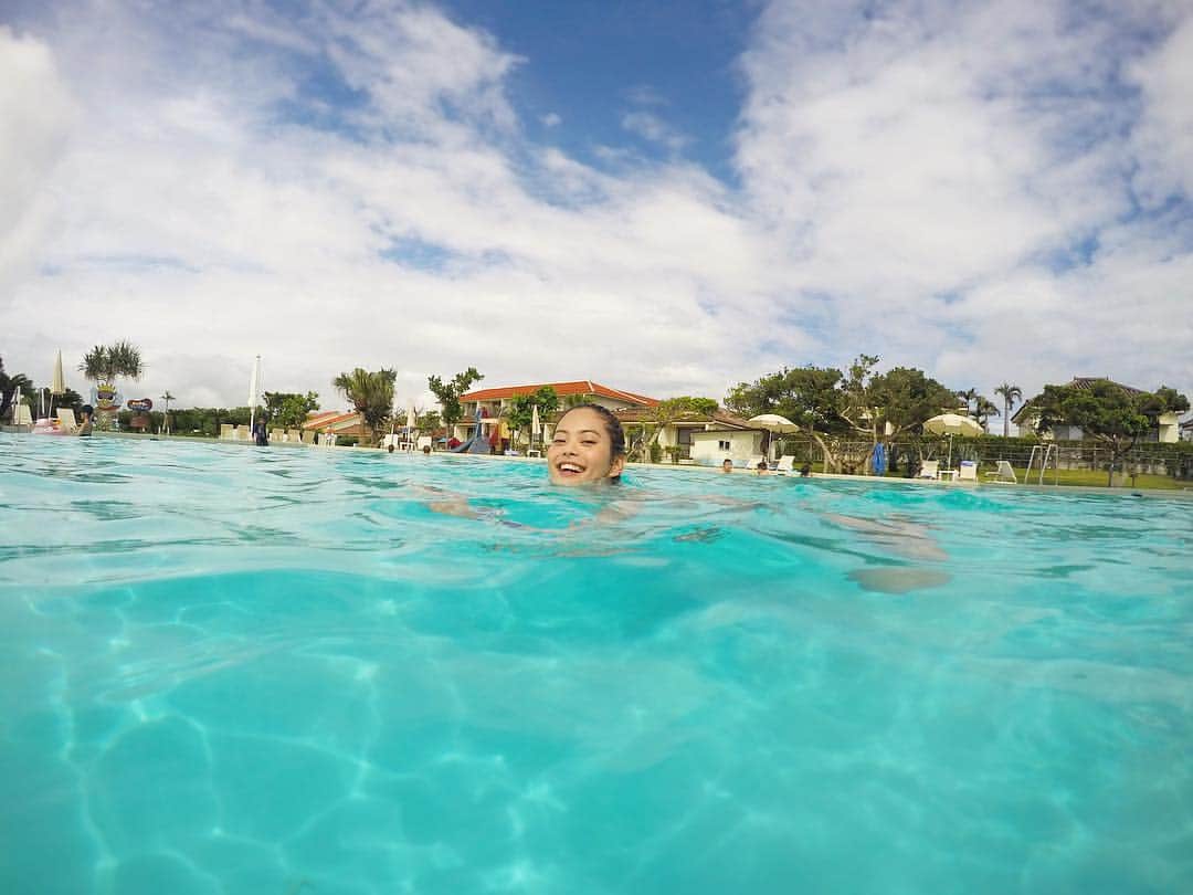 落合恭子のインスタグラム：「🐠 冬終わってほしくないんだけどなー これもう春だなー . そろそろプール通って 泳ぎの練習しなくちゃ🧜‍♀️ よく「海行った？」って聞かれるけど、水泳苦手なのです。 .  #春スノボ行こうよ あと #タイ行きたい #お日さま #眩しい #目が開かない #とかね #instagood」
