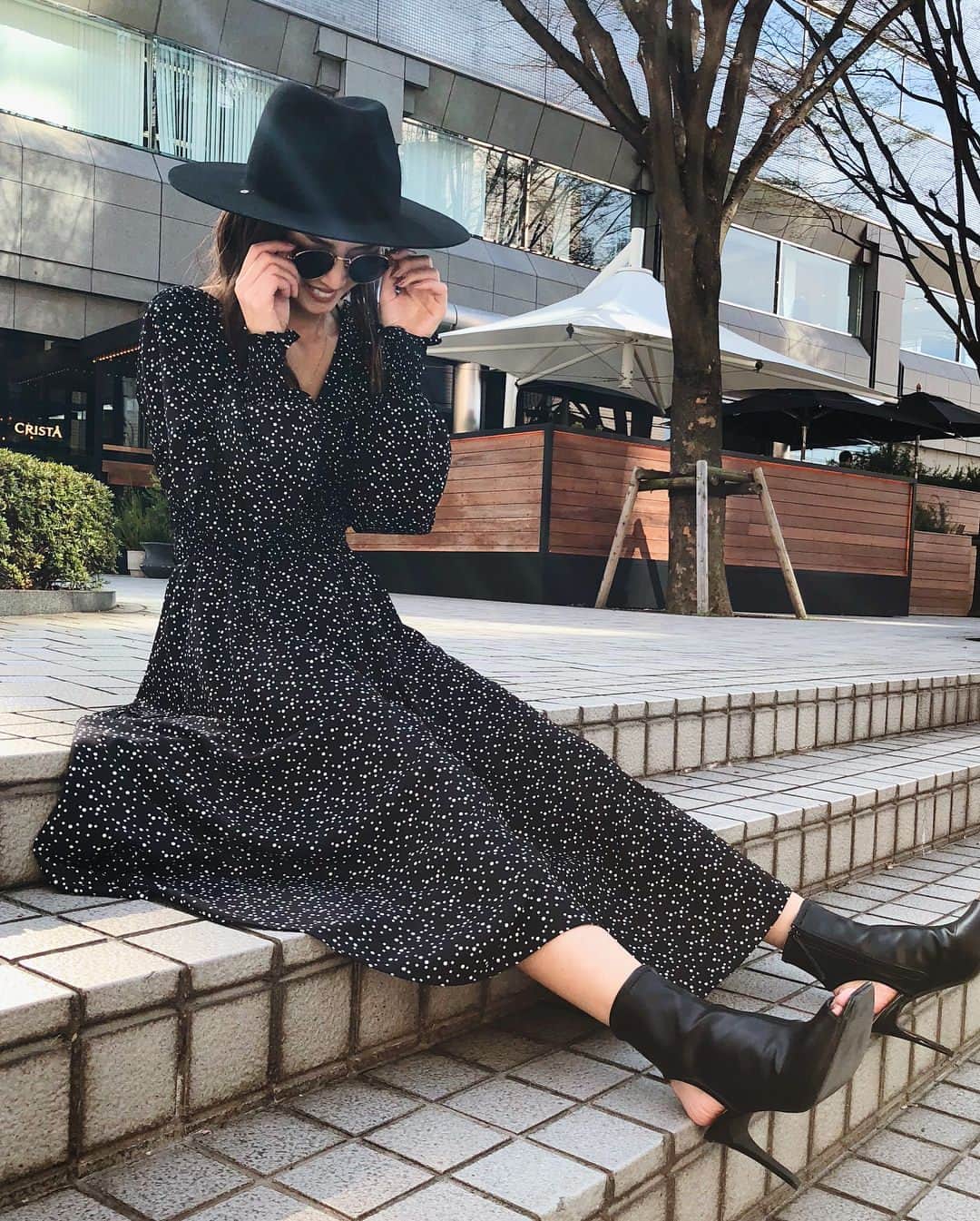 のインスタグラム：「今日の18時くらいからお友達と久々にLIVEをしようと思ってるので、お時間合う方は是非遊びに来て下さいね💜💜 まだお見せしてない新作もご紹介しちゃいます😍 ・ ・ また後ほどちゃんとお知らせしますが、即日完売してしまったこのドットワンピの再入荷が決まりました！！ 生地変えした新色も一緒にご用意してるのでお楽しみにっ💕💕 #MIELIINVARIANT」