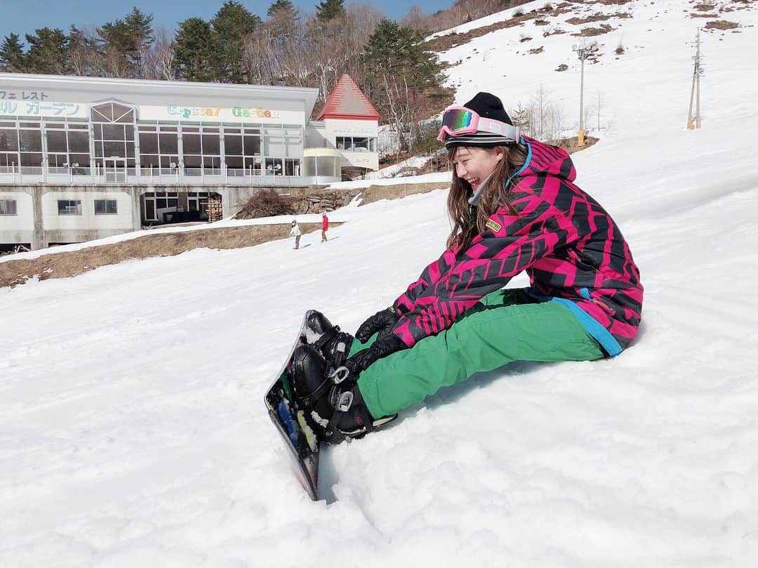 菅原萌香のインスタグラム：「初スノボしてきました🏂少しは滑れるようになったよ！楽しかった✨ ･ #スノボ#初#上半身が筋肉痛 #2枚目は真似してってやったやつ#みなさんご存知ゲレンデ行ったらやりたくなるやつ#jrskiski #ぜんぶ雪のせいだ」