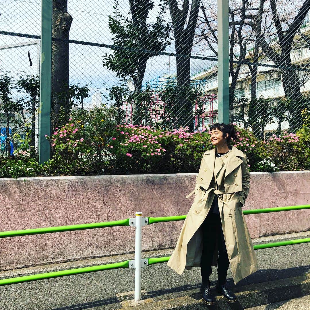 のインスタグラム：「あ〜〜春だね〜〜🌸 大好きなトレンチ着ちゃうよね〜💛 lachementのトレンチコート3wayなのん✌️ 夏前まで着れるにょん🍡 @lachement_official  @haunt_daikanyama」