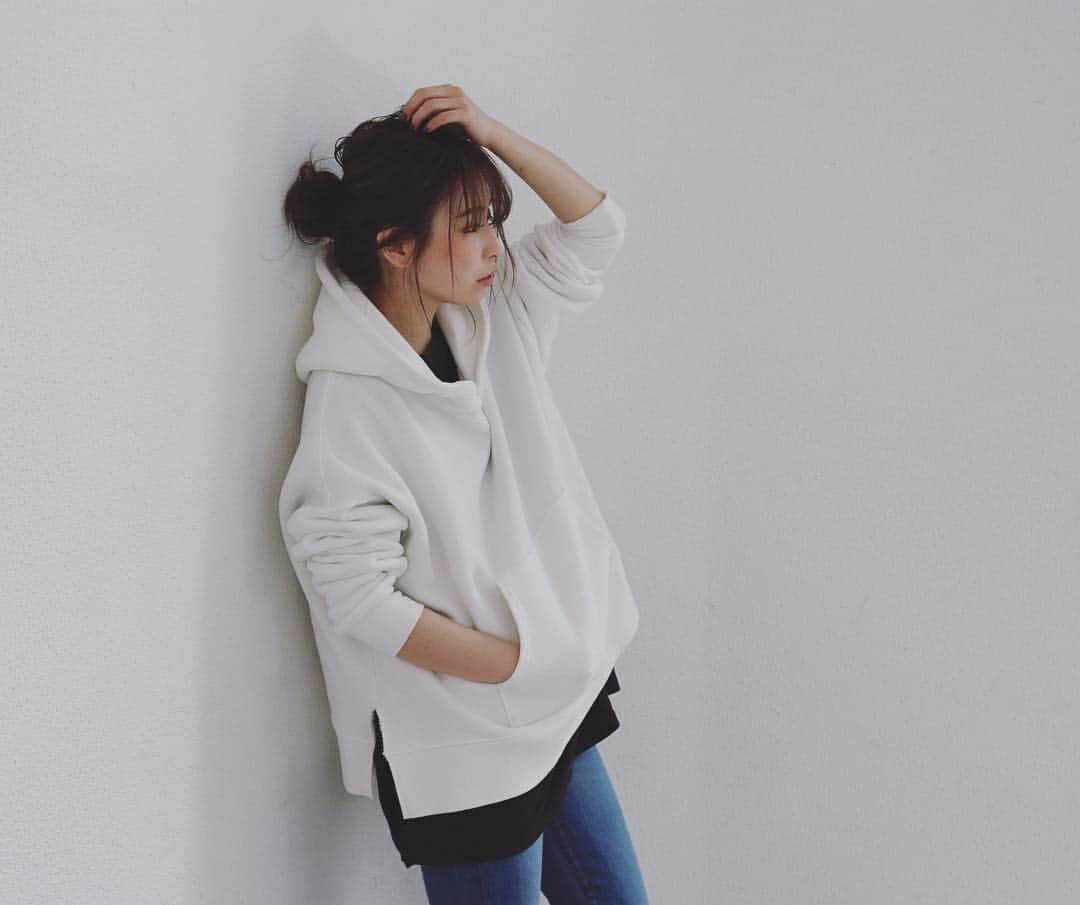 のインスタグラム：「. たくさんのお客様からの ラブコールにお応えして、、♡ . #スリットワイドパーカー が全色揃って再予約スタート中🏃‍♂️ . TOPのURLかストーリーのリンクから サイトに飛べますよんん♡ . @ungrid_official #ungrid」