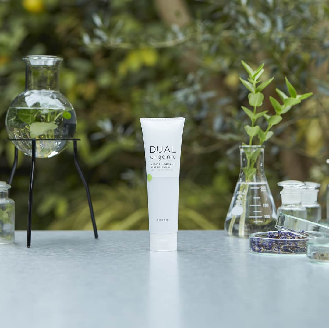 Dualorganicのインスタグラム：「STEP1.アクネハーブウォッシュ 1,500円(税抜) しっかり泡立てると、濃厚な泡になります。毛穴までさっぱり洗い上げるのに、後肌しっとりした使用感です。 たくさんの泡で、優しく洗ってください☺︎🌿 ・ ・ ・ #デュアルオーガニック #オーガニック医薬部外品 #オーガニック #オーガニックコスメ #医薬部外品 #薬用 #スキンケア #アクネスキンケア#ラベンダー #タイム #セージ #ハーブ #植物 #大人ニキビ #コンプレックス #美肌 #美活 #綺麗 #笑顔 #スマイル #心 #体 #リベルタ #dualorganic #organic #medical #skincare #organiccosme」
