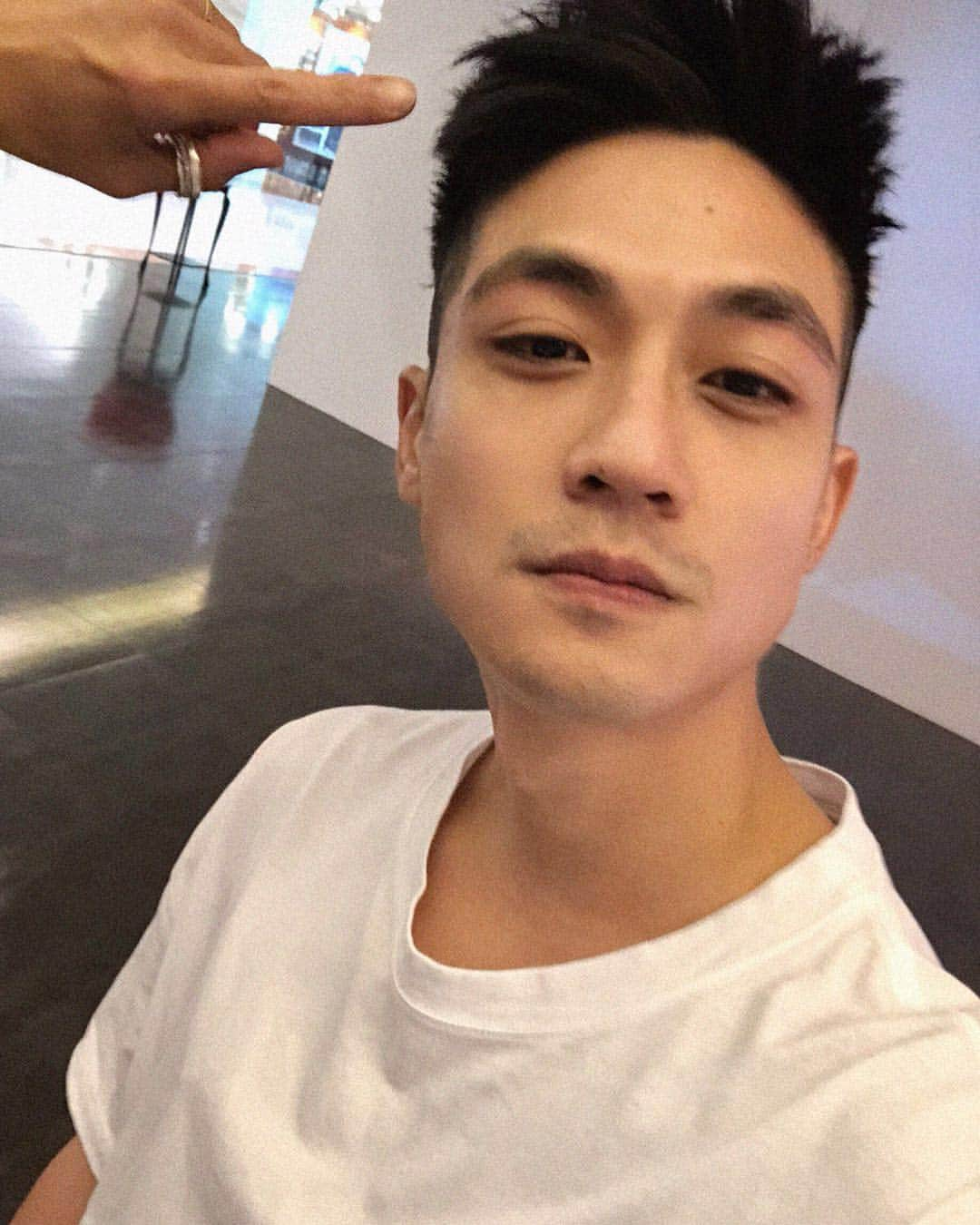 エルロイのインスタグラム：「I got hair! Note to self, don’t shave your head again🤪」