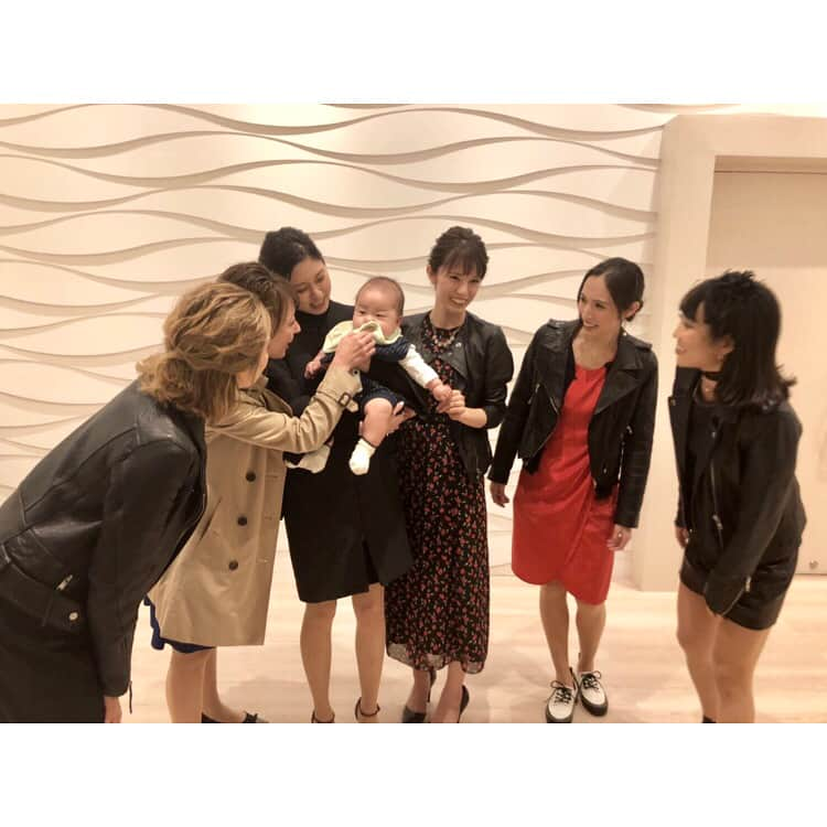 DJ MANAMI（松迫愛実）さんのインスタグラム写真 - (DJ MANAMI（松迫愛実）Instagram)「えりな結婚おめでとう👰❤️ . . . #happywedding  #息子の海心くんにも会えた 👶🏻💕 #ホッペを吸いたくなるくらい愛おしかった #花嫁の谷間をここぞとばかりに覗き込んできました #久しぶり感一切ない仲間たち #相変わらず可愛く面白い #素敵な式に呼んでくれてありがとう」3月26日 19時22分 - djmanami