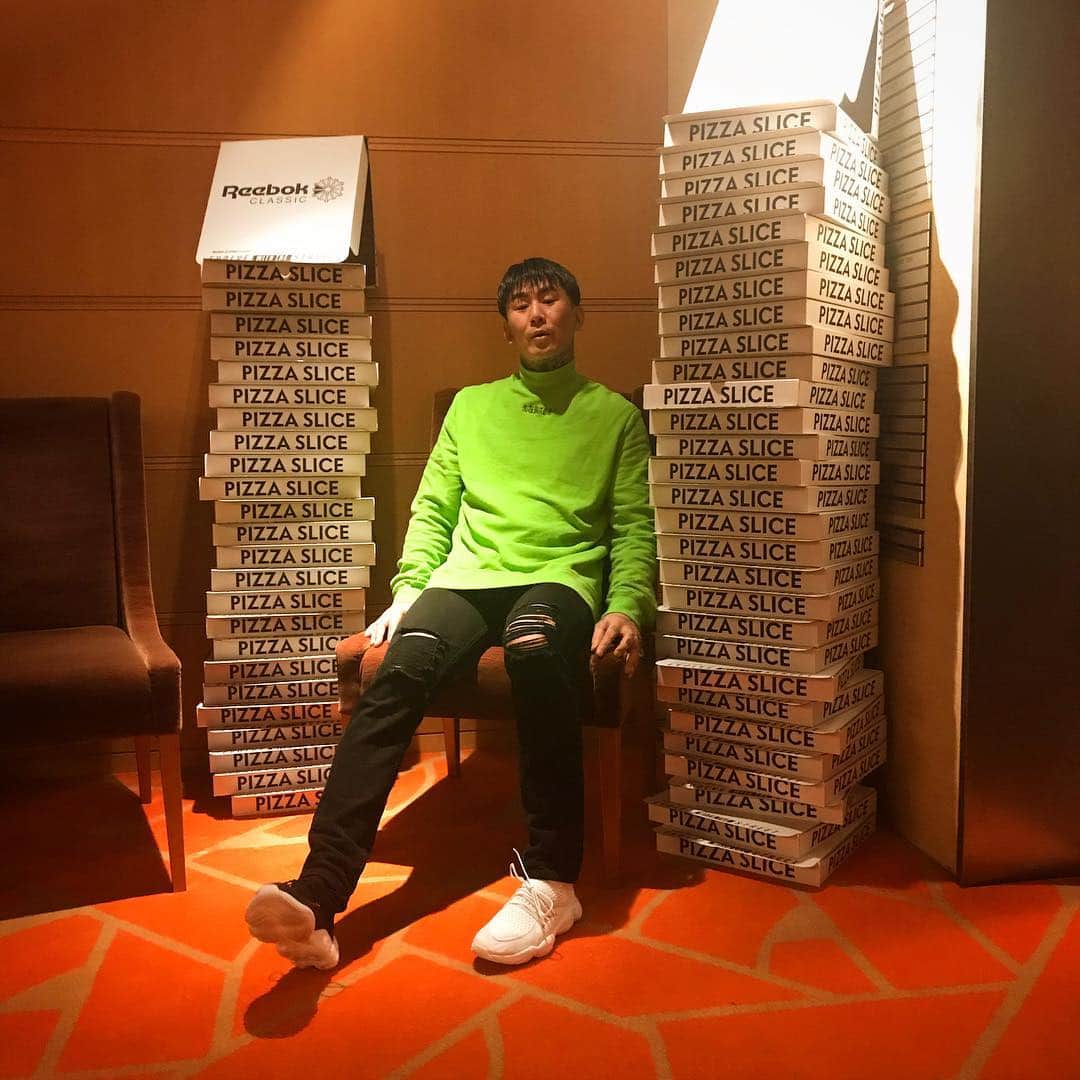 ANARCHYのインスタグラム：「@reebokclassicjp 👟🍕」