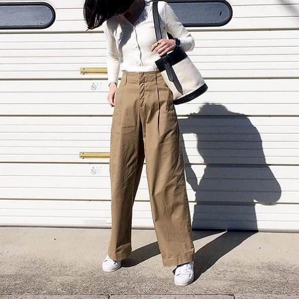 RANKING CHUUN fashionランキングチューンのインスタグラム：「. RANKING CHUUN fashion .  @matsuten522  さんの ＜春の大人カジュアルコーデBEST5＞ . 第１位はチノワイドパンツコーデ✨ . リブカーディガン▶ @UNIQLO チノワイドパンツ▶@UNIQLO スニーカー▶  @addidas_shoes バッグ▶ @kalie_official . ♥ワンポイント タイトなトップスにハイウエストのワイドパンツで、 足元がスニーカーでもバランスよく見えるようにしました。 ホワイトとベージュに、鞄や時計のベルトで少量のブラックを入れてアクセントにしました。 . 以上、 @matsuten522  さんの ＜春の大人カジュアルコーデBEST5＞でした💎 春に真似したい爽やかコーデばかりでしたね😆！ 次回はどんなコーデが登場するでしょうか？！ お楽しみに🌠 . . #rankingchuun #ファッション#fashion  #オシャレ #きょコ #着画 #instafashion #ootd  #おしゃれさんと繋がりたい #フォローミー  #いつコ #outfit  #大人カジュアルコーデ#大人コーデ #上品コーデ #コーディネート探検隊 #ユニジョ#ジユジョ #ママコーデ #カジュア ル #コーデ女子部 #ootd_kob #カフェ #カジュアルコーデ#ハッピー #ママランチ #ママ会＃ドット柄 #トレンド #春コーデ」