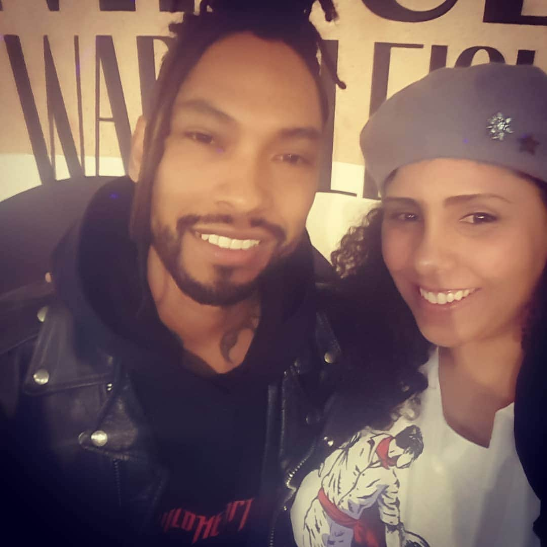 ミゲルのインスタグラム：「After being too busy too go to the PHILLY concert and then snowed put of my FRONT row tickets in Baltimore (yes, i had tickets to all of those shoes 😁😁) it finally happened ... again!!! After seeing this show....only regrets... not making it to the other two!  @miguel hope you liked my gift 😉」