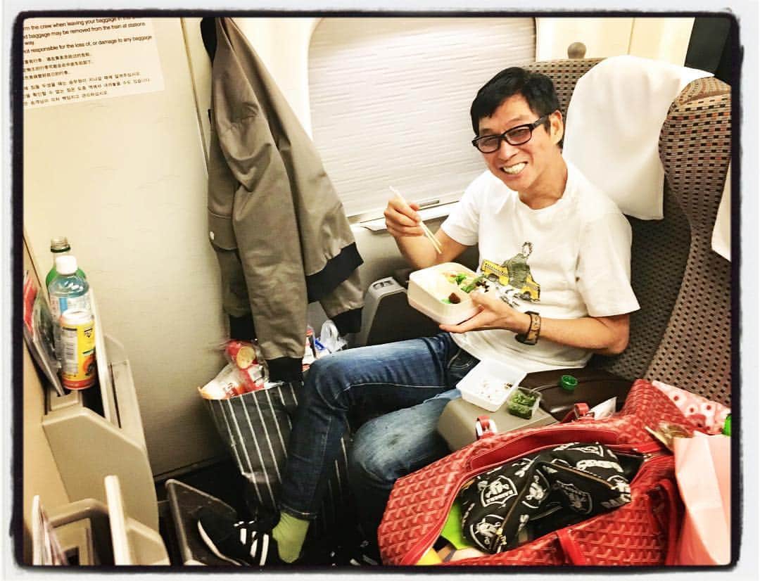 井上聡のインスタグラム：「大阪での収録を終えて新幹線で東京に戻る我らが神。たくさんのファンからの大量の差し入れに囲まれてお一人弁当を食べていらっしゃる所を激写させていただきました。  #ひとりなのに楽しそうに笑顔で弁当を食べていらっしゃる #せっかちなのでほとんどこぼしていらっしゃる #このコロッケが好きなんや、とコロッケだけを真っ先に完食 #そしてそのあとに米を食べていらっしゃる #食べ方が極端だ #おつかれな時でも断わる事なくホームや車内で数十人全員とサインや写真を撮っていらっしゃる #日本を明るくしている人 #尊敬しかできない #でもほとんどこぼしていらっしゃる #明石家さんまさん #mbs明石家電視台」