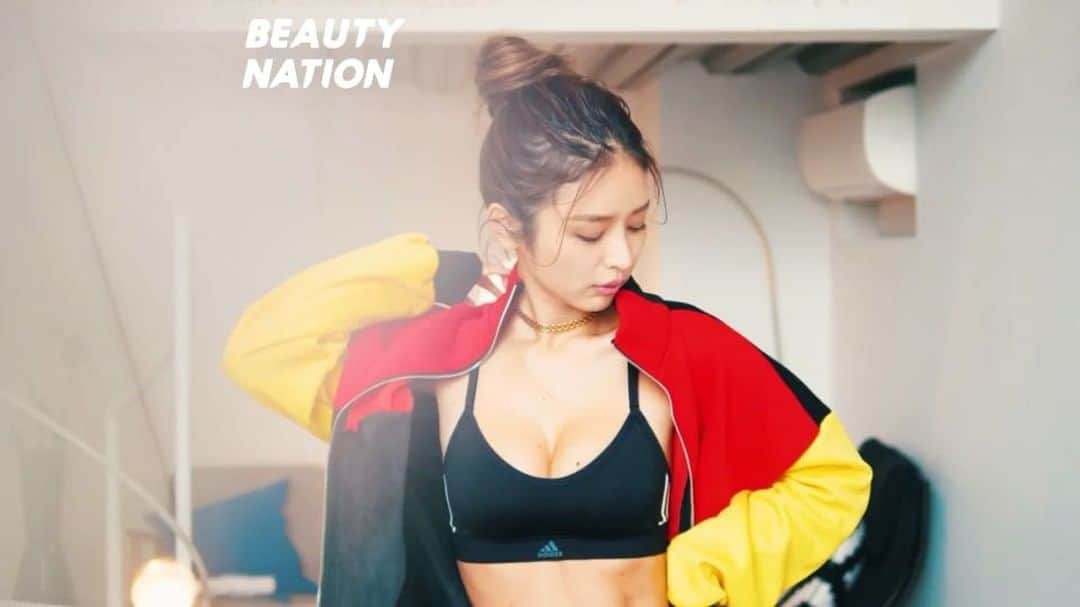 のインスタグラム：「腹筋を鍛えるトレーニング法を 特集してもらいました❣️ かぢもLIVE前だったり撮影前に追い込みで やっているトレーニングです🔥💪 辛いけどすぐに結果を出したい人にオススメです！ 是非チェックしてみてね(^ ^) . . . . . 着ているウェアは 💫 tops 👉 @adidas  bottom 👉 @victoriassecret  @beautynation_tokyo @kaji_26  #beautynation#bnrunning」