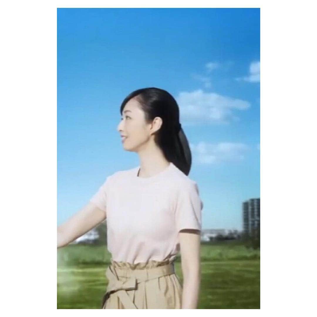 のインスタグラム：「フマキラー 天使のスキンベープ プレミアムのCMに出演中です✨ .  TOKIOの松岡君とは16年前にプレゾンで共演していたのですが、その16年も前の事を覚えていてくださり感謝感激でした❗️ .  来月以降もう1本CMのお知らせができると思うので少々お待ちください😊 .  #model #modella #actress #모델 #여배우 #cm #cf #フマキラー #宝塚og #元宝塚 #tokyo #japan #tvcf」