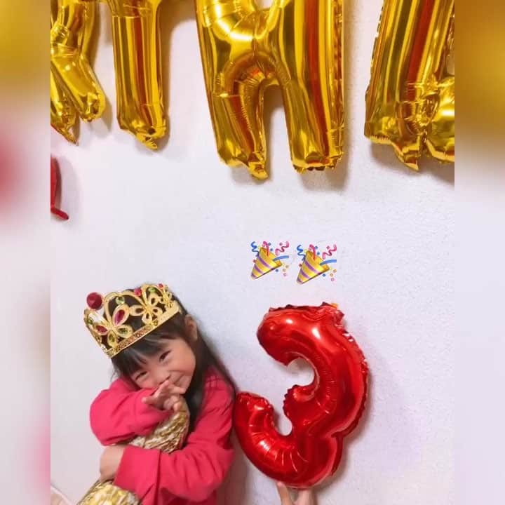 MARIKOのインスタグラム：「赤ちゃん好きでお世話好きの愛玲菜👸🏻 これからも優しい子に育ってね💕 この笑顔がたまらん🙈🙈 . .  李乙菜♡愛玲菜にDM📩コメント ラインたくさんありがとうございます💝 . . #笑顔#満面の笑み #cute#親ばか」