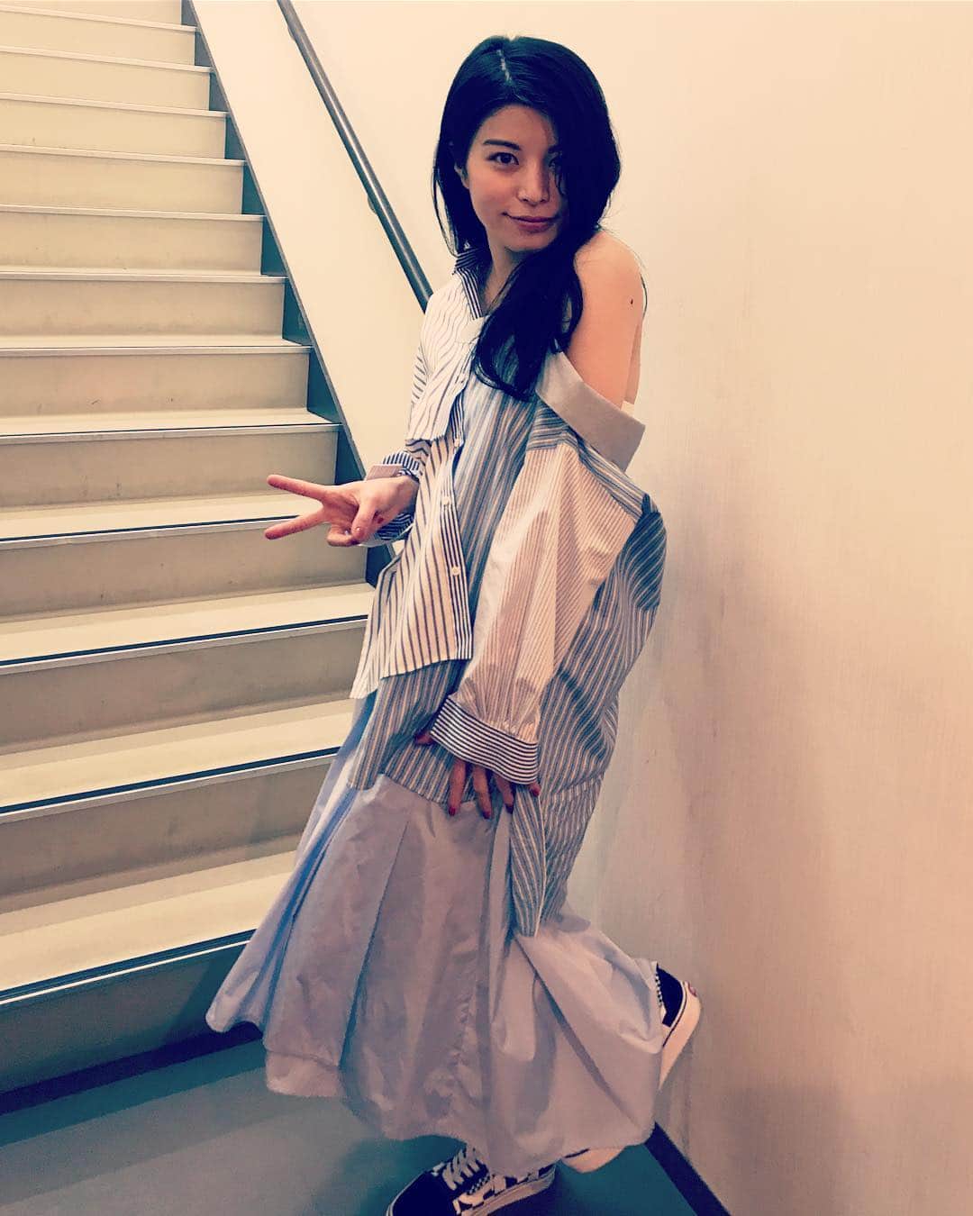 ほな・いこかのインスタグラム：「そのシャツ大丈夫ですか！？左肩落ちてますよ！！？？と言われ過ぎたアンプラグドライブ。」