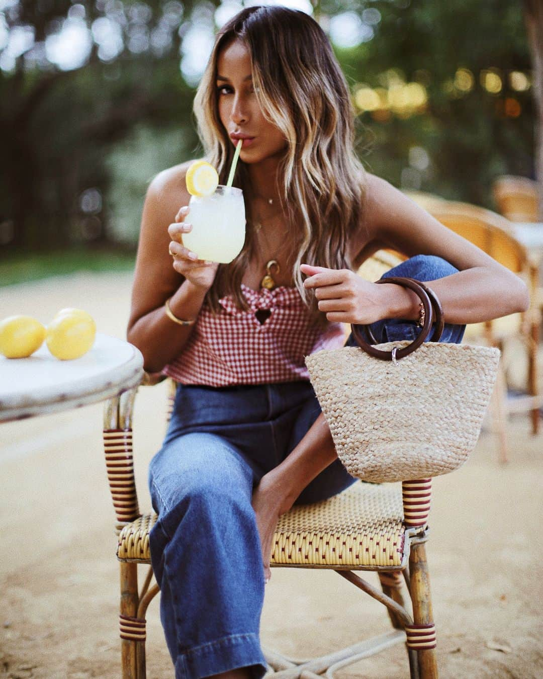 ジュリー・サリニャーナさんのインスタグラム写真 - (ジュリー・サリニャーナInstagram)「Sippin’ 🍋」3月27日 0時39分 - sincerelyjules