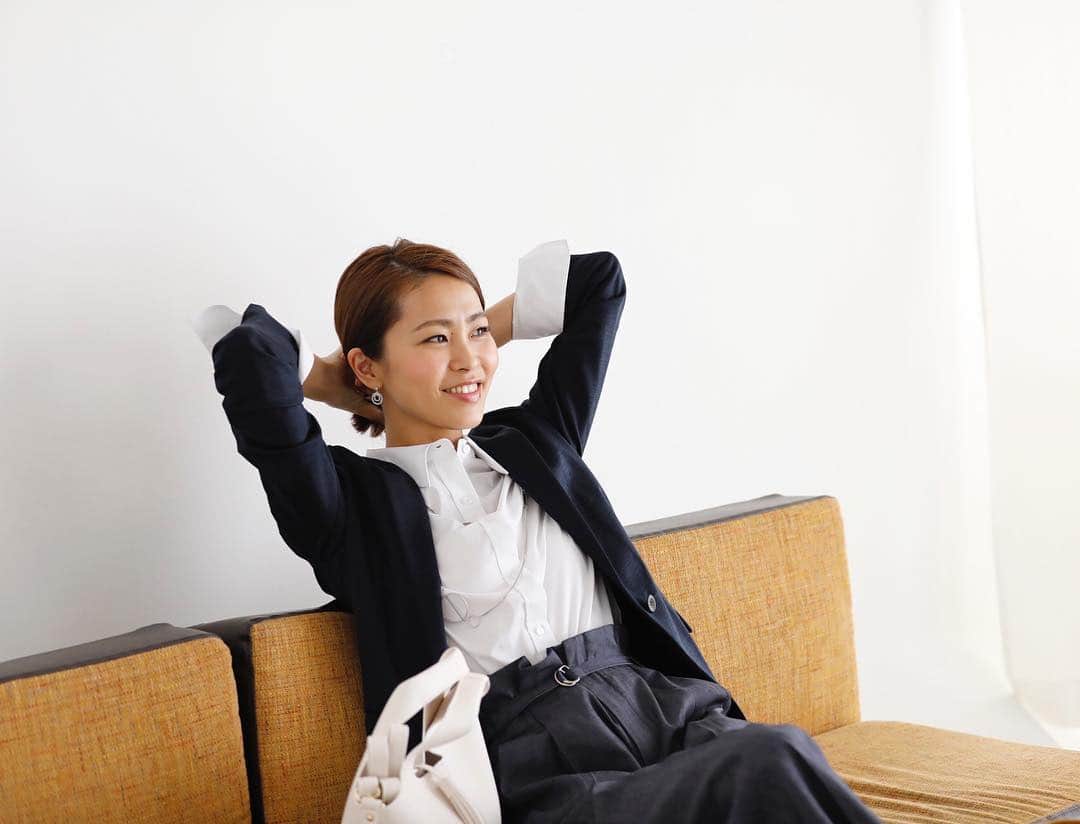 のインスタグラム：「. . ふぅ〜 お昼休憩でちょろっと花見でもしてこようかな🌸 . jacket/shirt/bottoms/bag #alphacubic #アルファキュービック #美人シャツbyac #クロスプラス」