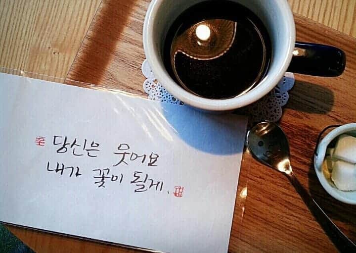 イ・チェヨンさんのインスタグラム写真 - (イ・チェヨンInstagram)「지칠때 힘이 되어주는 사람은 위로가 필요한 순간에,  가슴 속 가득히 온기가 채워지는  따뜻한 차 한잔과 같이 극명한 온도차이를 보이며  마음을 단단히 만들어주곤 합니다. ☺ 감사와 존경을 보냅니다.」3月27日 12時50分 - chyoung15