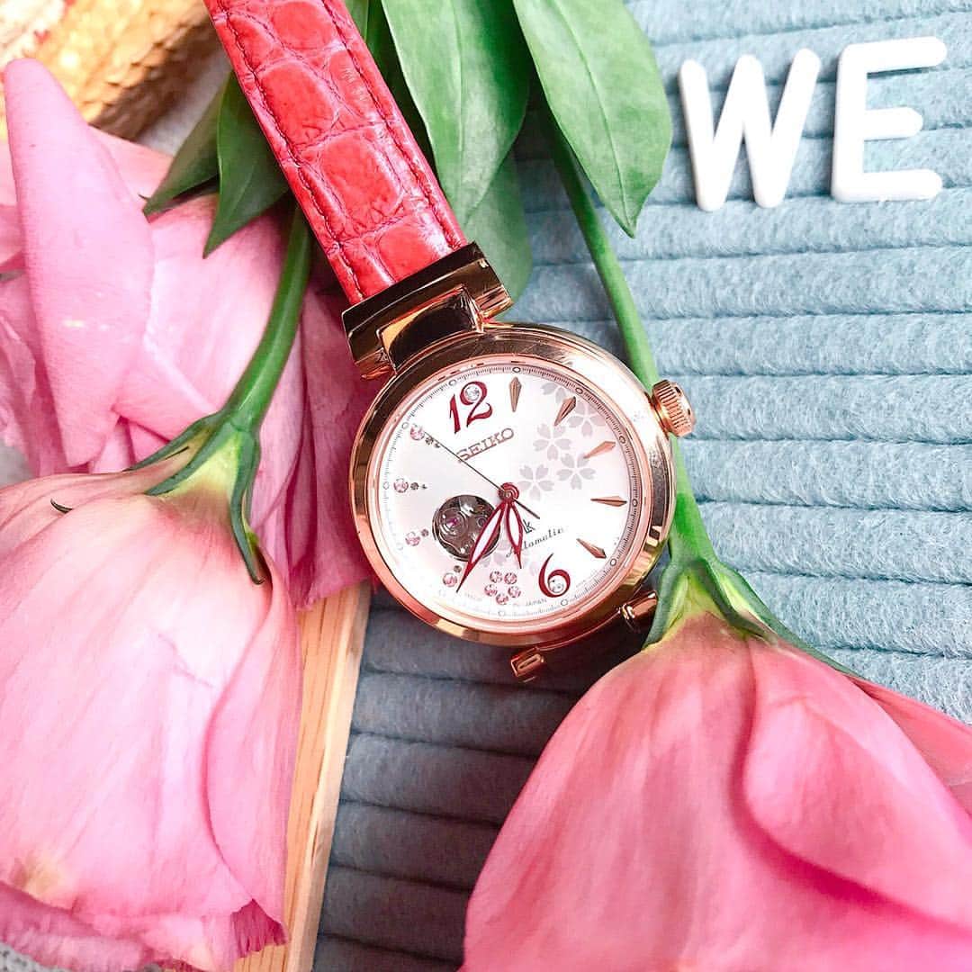 のインスタグラム：「＜セイコー ルキア＞2018 SAKURA Blooming 限定モデル 桜の花をダイヤル上にデザインした、この季節だけの限定モデル✿7時位置にはスワロフスキー®・クリスタルを5個で描いた桜が一輪咲き、美しく輝きながら咲き誇ります♪ . SSVM042  45,000円+税 数量限定800本、専用BOXつき https://www.seiko-watch.co.jp/lukia . #最愛の私へ #セイコールキア #セイコー #ルキア #時計 #腕時計 #メカニカル #さくら #桜 #sakura #限定 #limited #seikolukia #seiko #lukia #watch #watches #オフィスコーデ #手元美人 #手元くら部 #スワロフスキー®クリスタル #mechanical #swarovski」