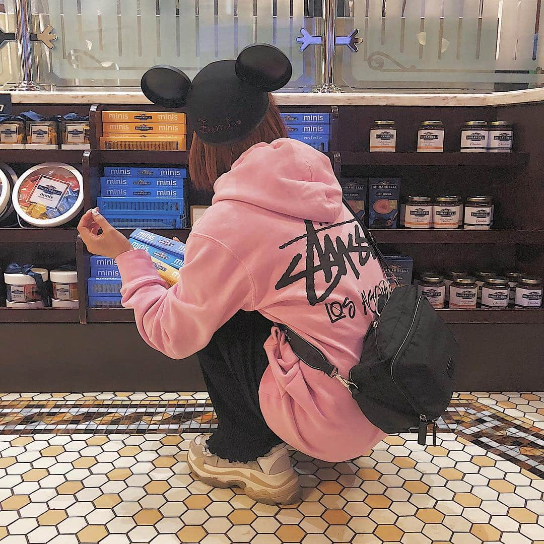 安中芙美さんのインスタグラム写真 - (安中芙美Instagram)「#LA #stussy #disneycalifornia  @stussyla 限定のパーカー☺︎🔥 pinkがLAの青い空と合うから、買っちゃった💓💓🌈 日本より安すぎて🤦‍♀️💗 . #outfit #ootd #fashion #fashionista #コーディネート #服 #ファッション #패션 #패션스타그램 #옷 #옷스타그램 #fumitwinsworldjourney」3月27日 11時53分 - fumitwinsworld