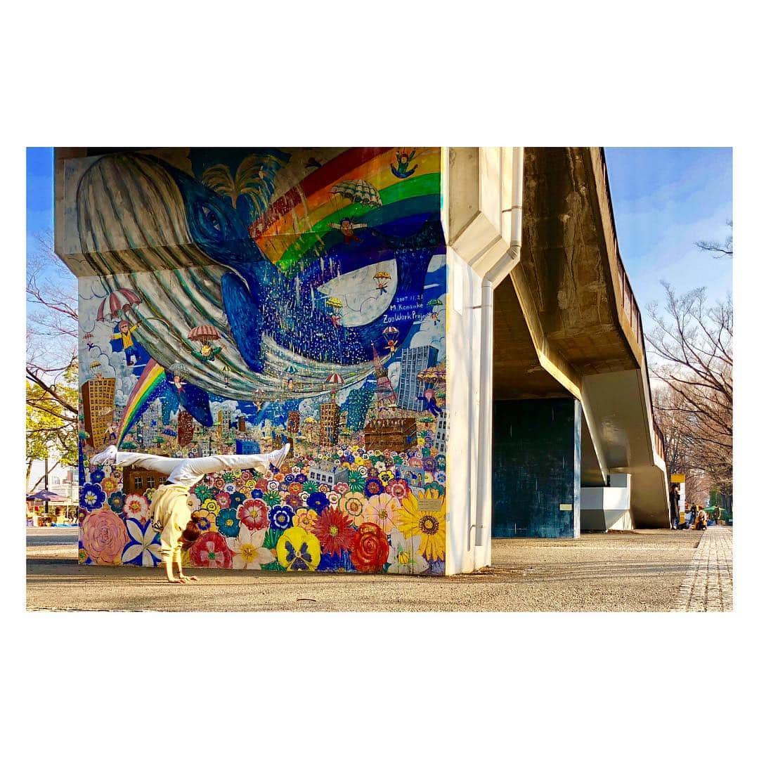 岡部紗季子さんのインスタグラム写真 - (岡部紗季子Instagram)「Art...🎨🎨🎨 #gymnastics #yoga #handstand #split #art #wallart #shibuya #paint #casio #fr100l #体操 #アート #🤸🏽‍♀️ #🎨 . #逆立ち女子」3月27日 12時06分 - sakiko_okabe516