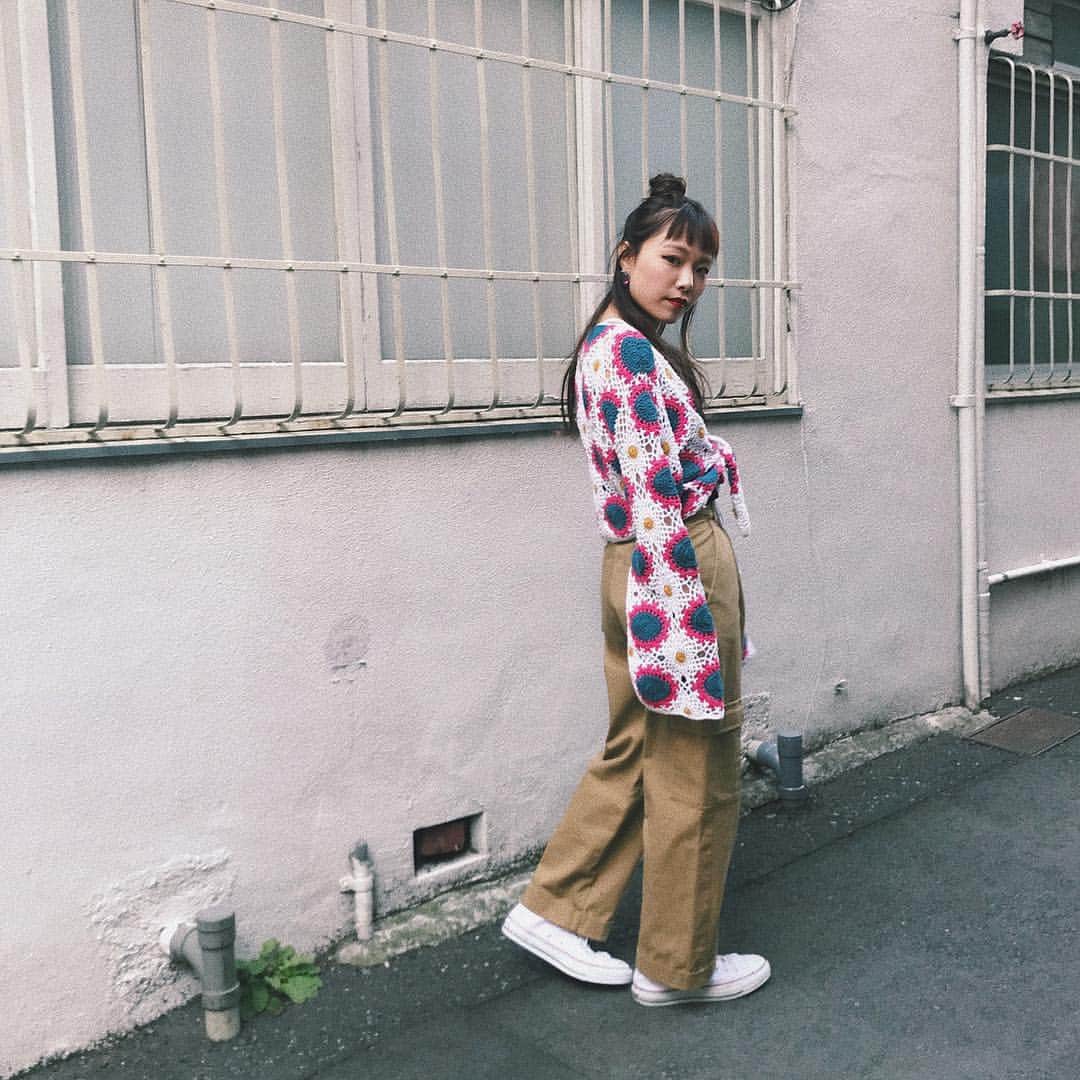 sayocoのインスタグラム：「70’s coordinate🌼💗 ・ カーディガンもカーゴパンツも発売中🙋‍♀️💓 春だな〜〜🍃 ・ ・ @jouetie_official  @jouetie_fashionista  #jouetie#jt_fashionista#70sfashion#かぎ編み#カーゴパンツ#白コンバース#ハーフアップお団子#LUMINEESTスタッフコーデ」
