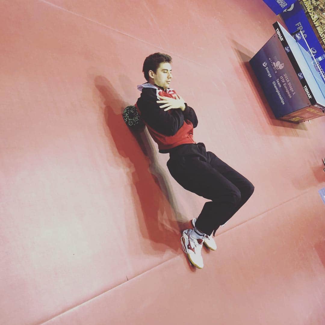ヤクブ・ディヤスのインスタグラム：「Przygotowania do meczu z Chorwacją już ruszyły🏓👌Jutro o godz. 18:00 w Jarosławiu rozpoczniemy rywalizacje o DME 2019 które odbędą się we Francji😉 Mamy nadzieje że dzięki naszej dobrej grze wygramy to spotkanie!👊💪 Trzymajcie kciuki!!! 🤞 BTW po treningu rolowanie to świetny rodzaj regeneracji na zmęczone mięśnie 👌😁👍 #tuesday #game #goodluck #practice #blackrollteam #rolling #tabletennis」