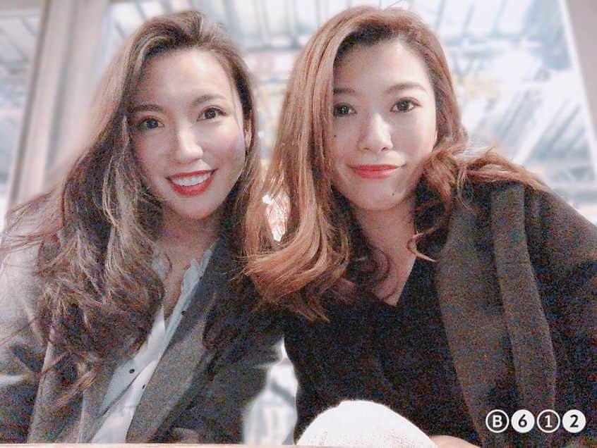吉田愛璃のインスタグラム：「幼馴染みであり大親友🤗 仕事の合間にサクッとご飯❤︎ 最近忙しくてなかなか会えてなかったから鬼のマシンガントーク🗣www やっぱあなたは最高❤︎不可欠❤︎ 誕生日のお祝いもありがとーう☺️💋 珍しく2人で🤳  @keiko.423 とはまた取り損ねた🤣  パクチー餃子🤤たまらん🤤  #やっぱり女同士  #アラサートーク」