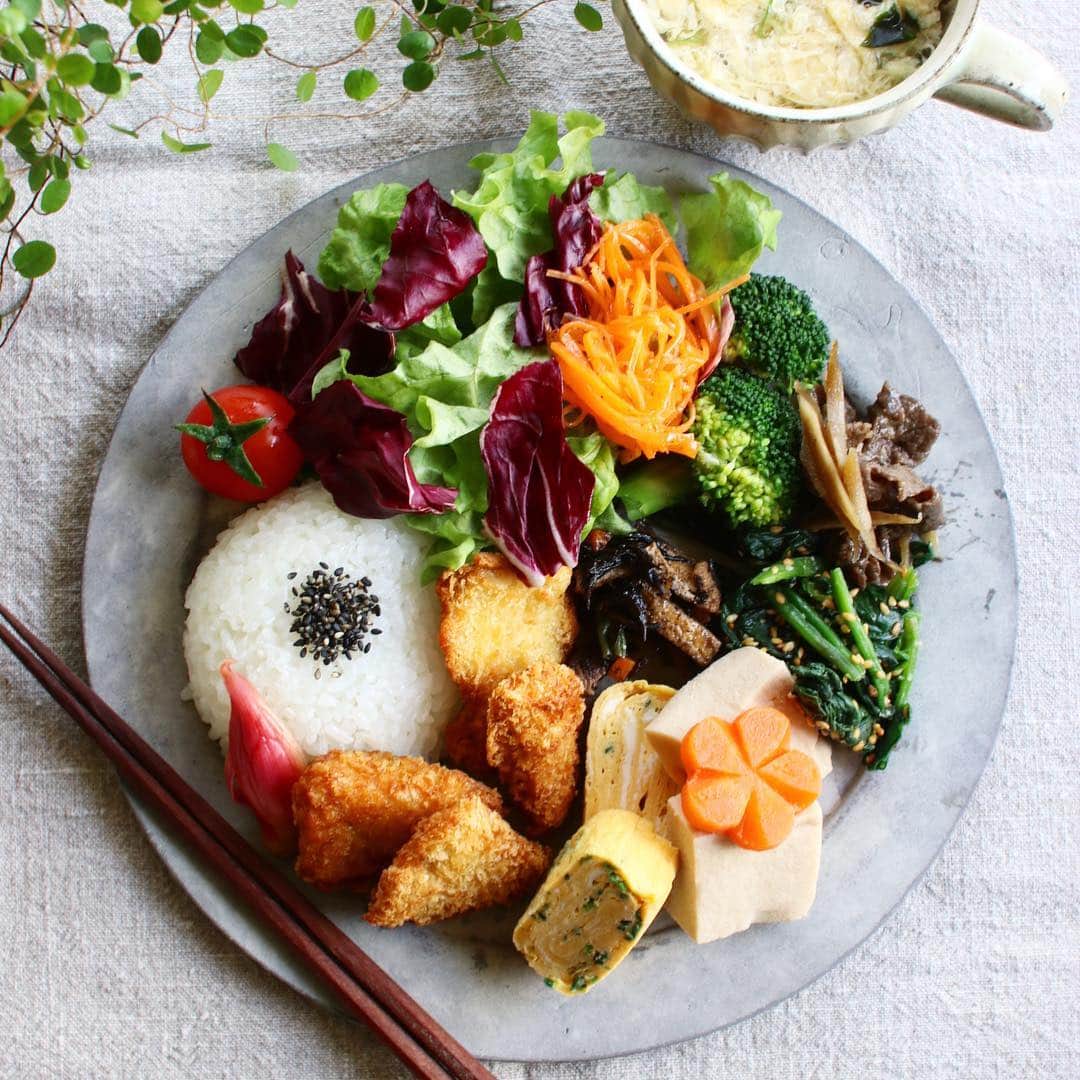 Atsukoさんのインスタグラム写真 - (AtsukoInstagram)「Today's breakfast 2018.03.27 ･ ･ チキンカツ ネギ入り卵焼き 高野豆腐煮 ほうれん草ナムル ひじき煮 牛肉とゴボウの時雨煮 茹でブロッコリー キャロットラペ サラダプチトマト たまごのふわふわスープ ごはん ･ ･ 今日は #吉田次朗 さんのプレートで #ワンプレート 。 チキンカツは、 @sezonbushe  セゾンブシェさんから頂いたやーつ。 ･ ･ スープはインスタントで、 #パルシステム さんで買ったやつ。 お湯を入れるだけだけど、お弁当のお供に、汁物がない時など、すぐに用意できるので便利❤ ･ ･ うちは田舎なので、まだ桜は9分咲きくらい？ 週末は満開かなー🌸🌸🌸 楽しみ💕💕 ･ ･ #パルシステム#PR #healthyeating#healty#nutritious#healthy#healthyfood#foodshare#foodporn#foodpic#photooftheday#pictureoftheday#tasty#instagood#instafood#おうちごはん#onthetable#お昼ご飯#暮らし#昼食#ランチ#吉田次朗#余宮隆#ワンプレート#ワンプレートごはん#カフェごはん#和んプレート」3月27日 9時34分 - sakuracafe001