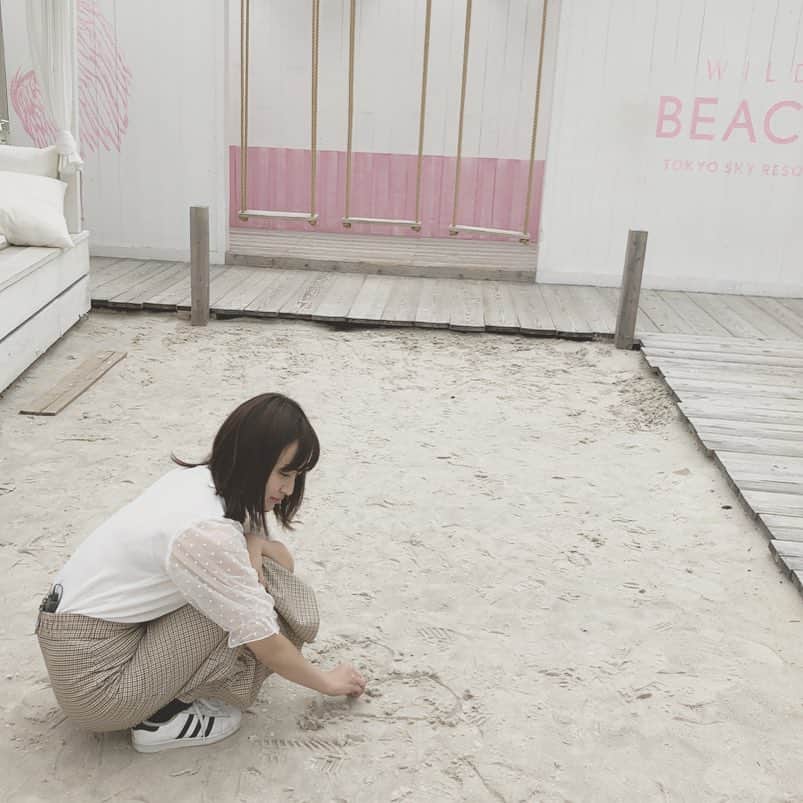 麻生夏子さんのインスタグラム写真 - (麻生夏子Instagram)「砂になんか書いて可愛い写真撮ろうと思ったんだけど、思ってたのとなんか違う。 * #japaninmotion #ロケ #ワイルドビーチ新宿 #新宿 #インスタ映え #都会に白砂のビーチ」3月27日 10時36分 - natsukoaso0806