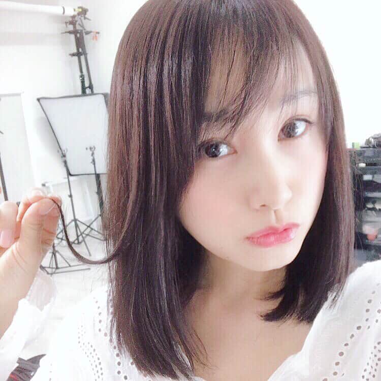 のインスタグラム：「おはよー♡ スタジオ入りましたー！ 今日はすっぴん風の撮影なのでベビーピンクの透明下地+リップでお肌つるんとさせてみたよ😊 さらさらの赤ちゃん肌憧れる✨ topsは @cocodeal_official  撮影頑張ります♪  #撮影#モデル#ムービー#ベビーピンク#シフォンジェルプライマー#プライマー#化粧下地」