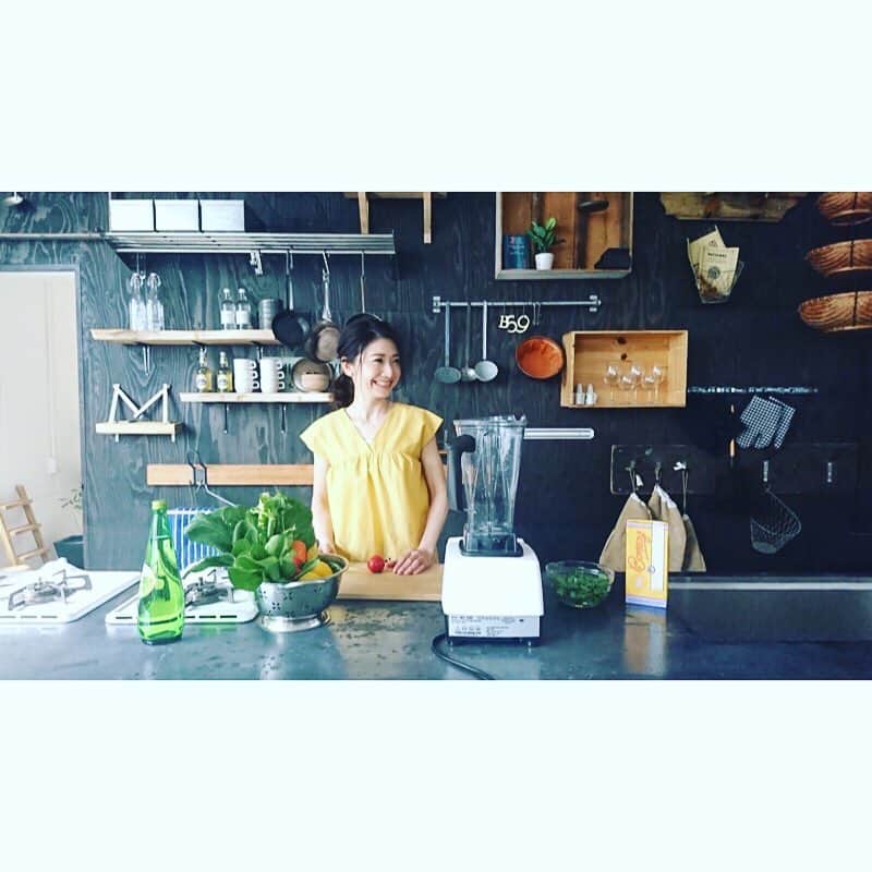 市橋有里のインスタグラム：「こんなかわいいキッチンでお料理したい💛UNIQLOの撮影です📹キッチンにいるけど実はブラの撮影wシームレスブラ、着けてることを忘れちゃうくらい快適✨ #UNIQLO #ユニクロ #ワイヤレスブラ #ユニシャツ #40代代表」
