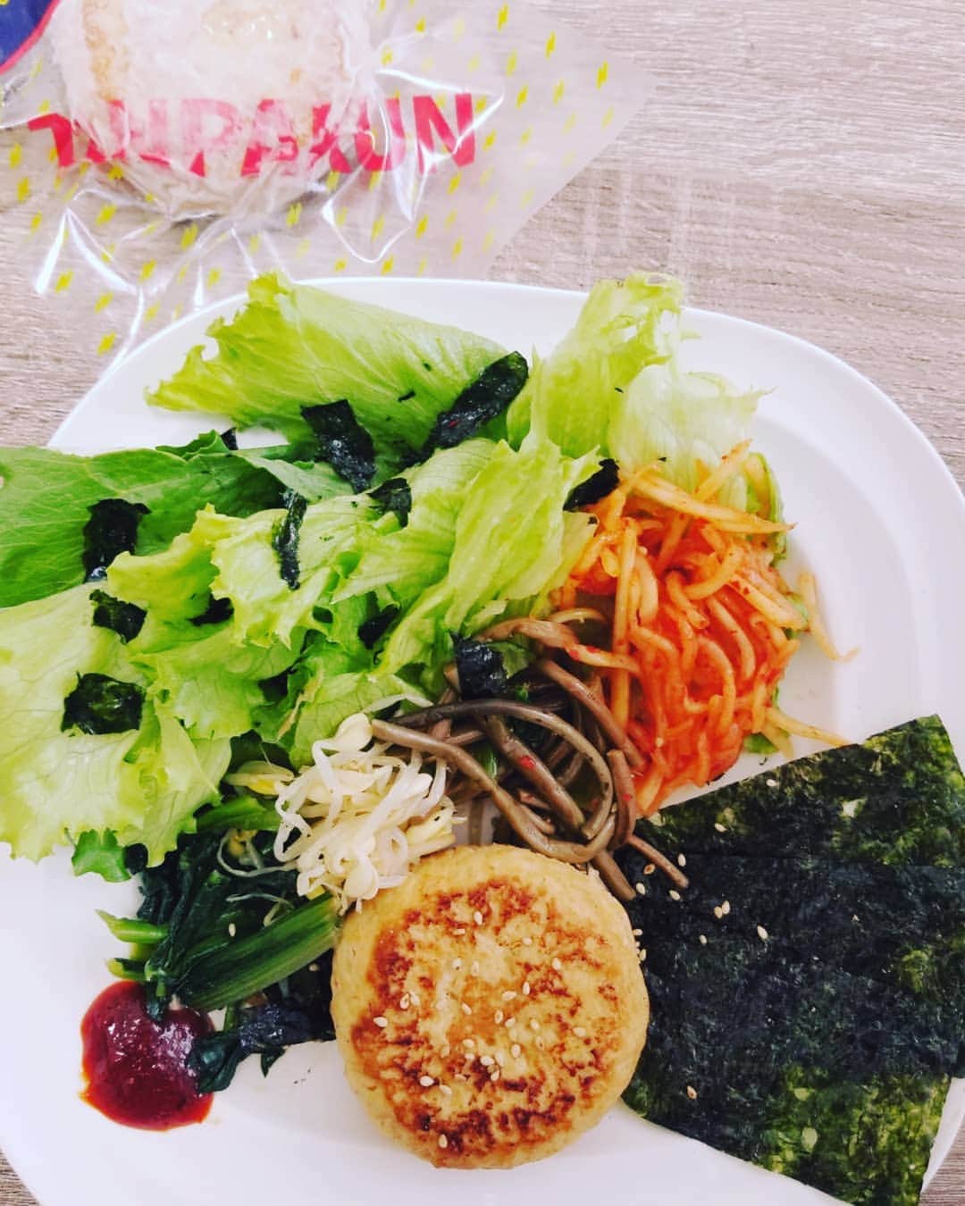 永吉令奈のインスタグラム：「TANPAKUNランチプレート⭐️ さて、今日はTANPAKUNハンバーグを韓国風にしてみました😆 ゴマ油でさっと焼いてナムル、コチュジャン、韓国海苔と一緒に食べました🎵  鶏むね肉100％だからあっさりしててどんな調理でも合います😆  そして今日はチーズソーセージの発売日です😆⭐️ 早く食べてみたいw  チーズ好きには嬉しい😆😆 届くの楽しみです😆💓 #tanpakun #たんぱくん #ボディメイク #ダイエット #プロテイン #ソーセージ #運動 #栄養満点 #ダイエットフード #健康 #高たんぱくメニュー #トレーニング #パーソナルトレーナー #食事管理  #疲労回復 #美肌 #鶏むね肉  #ミスユニバース神奈川」