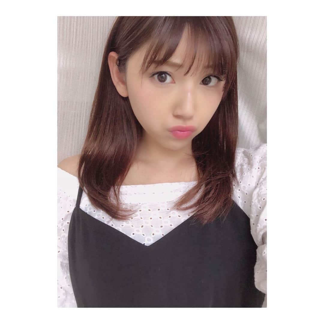 森脇亜紗紀さんのインスタグラム写真 - (森脇亜紗紀Instagram)「gm ❤︎ ❤︎ ❤︎ おはようございます( ¨̮ )🌂 ・ イメージキャラクターを務めている #NIPPONSLIPPER 👣💓💓 ・ 発売前から楽しみに待っていた あさきmamaから写真が届きましたっ☺︎ 家族用なのか、お客様用なのか、 それとも飾っておく用？.. 😆🤔笑 どれもフワフワで履き心地よくて 選びきれず沢山買っちゃったらしい🙊💓笑 ・ ・ 購入してくださった皆さんにも 履き心地の良さを実感してもらえて とっっても嬉しい(*´꒳`*)❤︎ ぜひスリッパ探してみてくださいね💕 ・ 雨だけど今日もがんばろう〜😇💓 #NIPPONSLIPPER#イメージキャラクター #モデル#スリッパ#広告 #くらしFit#INNERCORE#livingCORE #絶賛発売中#おすすめ #母#今度は別の2種類を探しにいくらしい #さすが 😂#ありがとう ♡ #今日もがんばろう」4月25日 9時42分 - asaki516