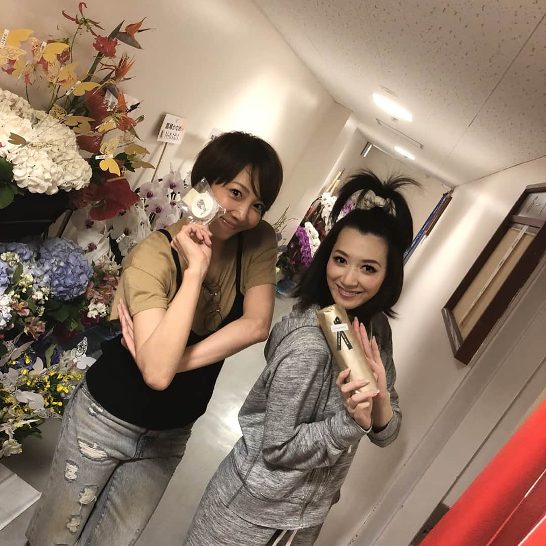 凰稀かなめさんのインスタグラム写真 - (凰稀かなめInstagram)「チエさん登場〜〜 相変わらずエネルギッシュ(o^^o)に(笑) すごい勢いで  #ドライクリーニング の話(笑) #イェーイ✌️ #ありがとう〜〜 #早速 #チエさん のなかなか行けなくて… #ごめんなさい #皆さんからの #お花 の前で #柚希礼音 さん #地球ゴージャス  #凰稀かなめ」4月25日 10時19分 - kanameouki_official