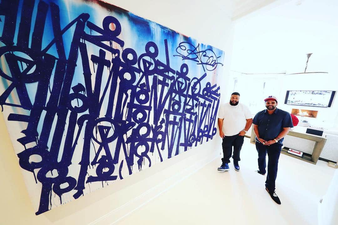 DJキャレドさんのインスタグラム写真 - (DJキャレドInstagram)「Thank You @retna For Personally Delivering This Iconic Piece Of Art To My House. #WeTheBest Bless Up @theonlyjmr Connecting the vibes 🙏🏽🔑🙏🏽」4月25日 10時54分 - djkhaled