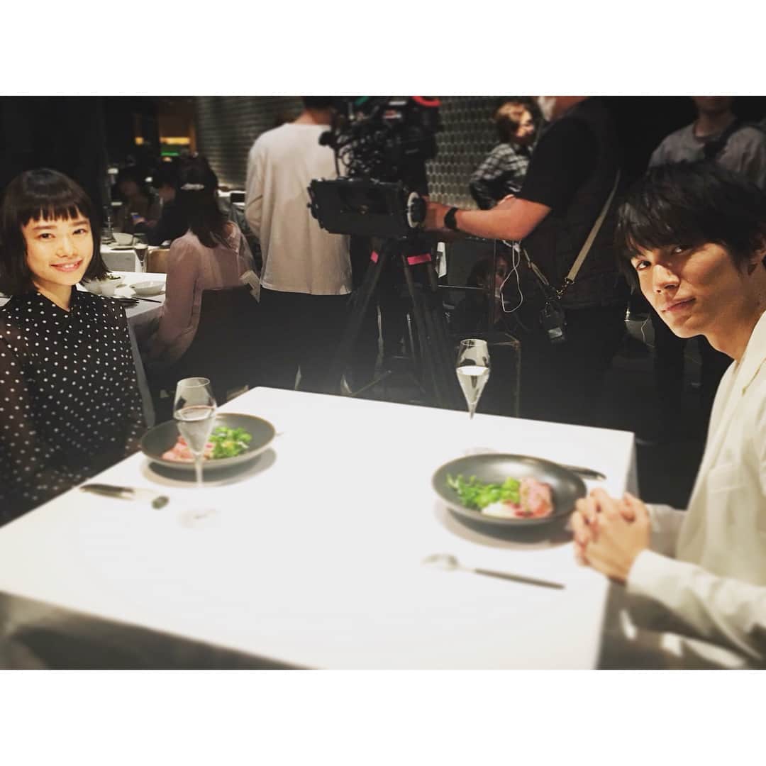 TBS「花のち晴れ〜花男 Next Season〜」のインスタグラム：「天馬くんとディナー。 写真も撮り合いっこ。 そして、なぜだかローストビーフとの思い出が増えてゆく。。🥩 #音グラム #花晴れ」