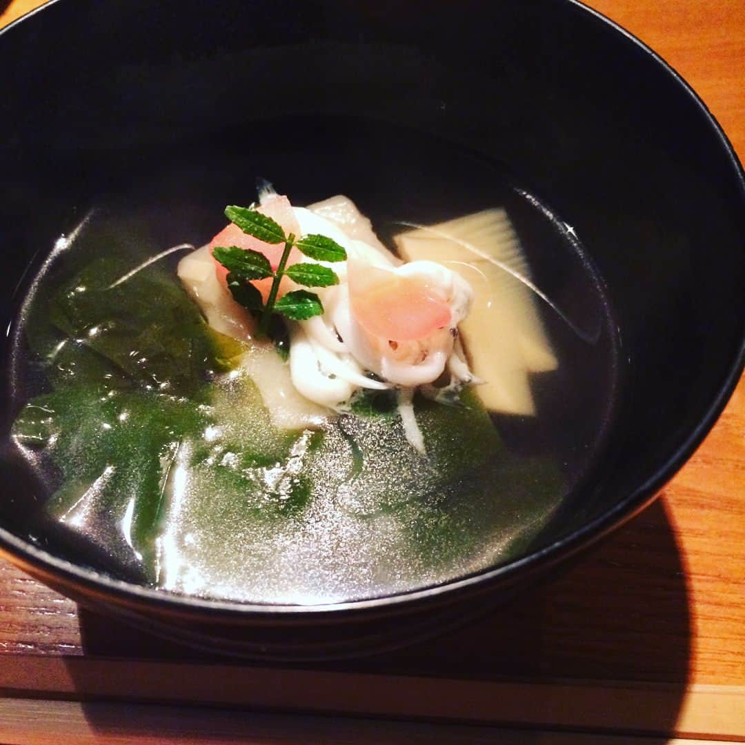 新妻聖子さんのインスタグラム写真 - (新妻聖子Instagram)「そういえばこの前京都に行ってきたんですけどね、ディナーで訪れた「枝魯枝魯（ぎろぎろ）ひとしな」という和食のお店が大層美味しかったのです。夜は3,680円のコースのみという明瞭会計。  前菜のお菜っぱに添えられていたのはアイナメの昆布締め。これがまた風味が良くて！温かいお茶を頂きながらひとくちずつもぐもぐしますと、空腹ですさんでいた私の心もお腹もピースフリーに整えられて行きます。  その先はもう運ばれてくるお料理があまりに美味しそうで…もはや店員さんの丁寧なご説明もあまり覚えていない(笑)とりあえず写真だけ並べます！  まぁ見事に「美味しい物をちょっとずつ」なコースで、どれも手が込んでいて、全部がとってもとっても美味しかったのです。最後のデザートも、こういったリーズナブルなコースにありがちな「適当にシャーベット出しときました」感が皆無で、抹茶の白玉と豆乳アイスクリームだったかなぁ、あのデザートだけでももう一度食べに行きたいと思うくらい美味しかった！！ お店の雰囲気はとてもカジュアルで賑やか！コスパ良くひたすらに美味しい物を楽しみたいという方には最高のお店かと。京都に行ったらまた必ず寄りたいと思います！ごちそうさまでしたー！ #kyoto  #japanesecuisine  #guiloguilo #京都 #和食 #枝魯枝魯 #新妻聖子」4月25日 12時38分 - seikoniizuma