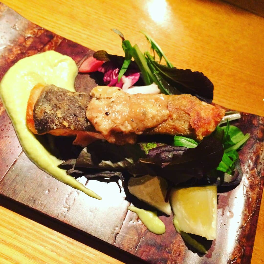 新妻聖子さんのインスタグラム写真 - (新妻聖子Instagram)「そういえばこの前京都に行ってきたんですけどね、ディナーで訪れた「枝魯枝魯（ぎろぎろ）ひとしな」という和食のお店が大層美味しかったのです。夜は3,680円のコースのみという明瞭会計。  前菜のお菜っぱに添えられていたのはアイナメの昆布締め。これがまた風味が良くて！温かいお茶を頂きながらひとくちずつもぐもぐしますと、空腹ですさんでいた私の心もお腹もピースフリーに整えられて行きます。  その先はもう運ばれてくるお料理があまりに美味しそうで…もはや店員さんの丁寧なご説明もあまり覚えていない(笑)とりあえず写真だけ並べます！  まぁ見事に「美味しい物をちょっとずつ」なコースで、どれも手が込んでいて、全部がとってもとっても美味しかったのです。最後のデザートも、こういったリーズナブルなコースにありがちな「適当にシャーベット出しときました」感が皆無で、抹茶の白玉と豆乳アイスクリームだったかなぁ、あのデザートだけでももう一度食べに行きたいと思うくらい美味しかった！！ お店の雰囲気はとてもカジュアルで賑やか！コスパ良くひたすらに美味しい物を楽しみたいという方には最高のお店かと。京都に行ったらまた必ず寄りたいと思います！ごちそうさまでしたー！ #kyoto  #japanesecuisine  #guiloguilo #京都 #和食 #枝魯枝魯 #新妻聖子」4月25日 12時38分 - seikoniizuma
