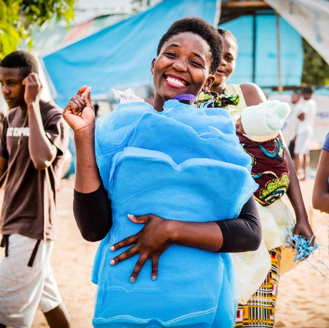 ビル・ゲイツさんのインスタグラム写真 - (ビル・ゲイツInstagram)「The world is making incredible progress against #malaria. New innovations—including more effective drugs for treatment, rapid diagnostic tests, and better insecticides—have helped prevent more than 600 million cases of malaria and saved 6.8 million lives between 2000 and 2015. One new tool that helps protect families in Africa is a long-lasting type of bed net.」4月25日 12時49分 - thisisbillgates