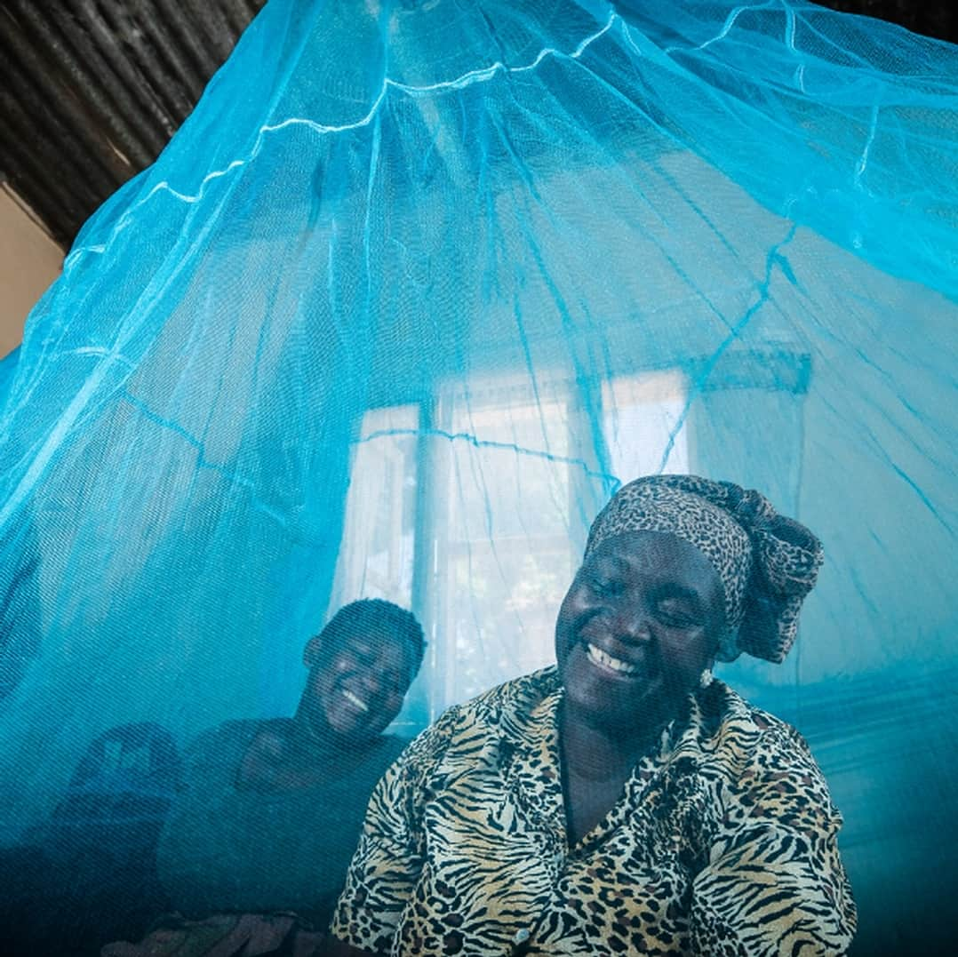 ビル・ゲイツさんのインスタグラム写真 - (ビル・ゲイツInstagram)「The world is making incredible progress against #malaria. New innovations—including more effective drugs for treatment, rapid diagnostic tests, and better insecticides—have helped prevent more than 600 million cases of malaria and saved 6.8 million lives between 2000 and 2015. One new tool that helps protect families in Africa is a long-lasting type of bed net.」4月25日 12時49分 - thisisbillgates