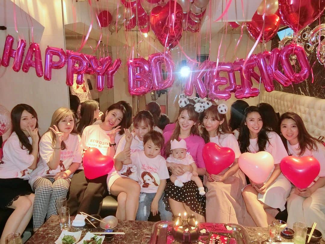 吉田愛璃のインスタグラム：「愛する @keiko.423 のBD🎂💓 喜んだ顔が見れて幸せ🤤  楽しい楽しい夜でした(灬˘╰╯˘灬)🎈 つくづく大人になったなあ💭  丸山Tシャツパジャマにしよーっと笑  あくりちゃん幹事ありがとう🙏❤️」