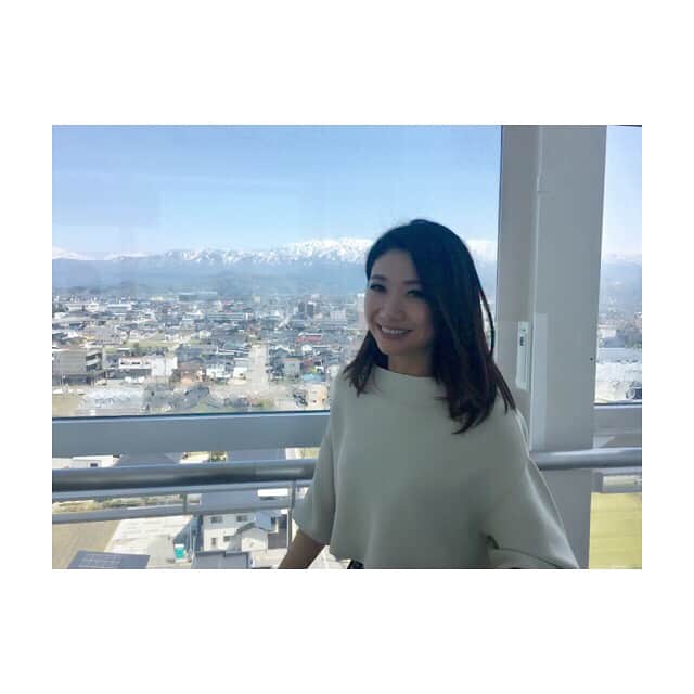 市橋有里のインスタグラム：「魚津にきています。立山連峰の反対側にはすぐ海🏖✨明日はここに蜃気楼出るかな！出て🙏しんきろうが出ると花火が上がるんだそうです🎇さ、明日も大会盛り上げていくぞっ♪ランナーのみなさん、ちょっと暑い一日になりそうなので暑さ対策万全でがんばってくださいね！ #魚津しんきろうマラソン #魚津 #宇奈月温泉 ＃富山県 #running ＃マラソン大会 #高所恐怖症だけど展望台に登ってみたw」