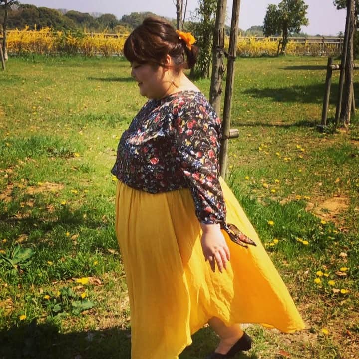 【楽天市場店】ハッピーマリリンのインスタグラム：「. こんばんは❤️まりりんのおもちです❤️ . そよそよしています🍀 . . . 発売中　 2柄から選べる!! 花柄 vネック 八分袖 袖リボン ブラウス 【おもち4Lサイズ着用】 . 楽天マリリントップページより【857147】で検索してください！ . . 発売中　 レーヨンクレープ ベルト付き ロング丈 スカート 【おもちM-4L（タグ15）サイズ着用】 楽天マリリントップページより【857106】で検索してください！ . . . . #ahappymarilyn  #ハッピーマリリン #ハピマリ #followme  #fashion  #ファッション #r_fashion  #楽天 #ぽっちゃりコーデ  #大きいサイズ #プラスサイズ #ぽっちゃり #コーディネート #ぽちゃコーデ #ママコーデ #coordinate  #ootd  #outfit  #おしゃれ  #おしゃれさんと繋がりたい #たんぽぽ #スカート #ゴールデンウィーク #そよそよ #動画 #instagood #instafashion #花柄 #ブラウス」