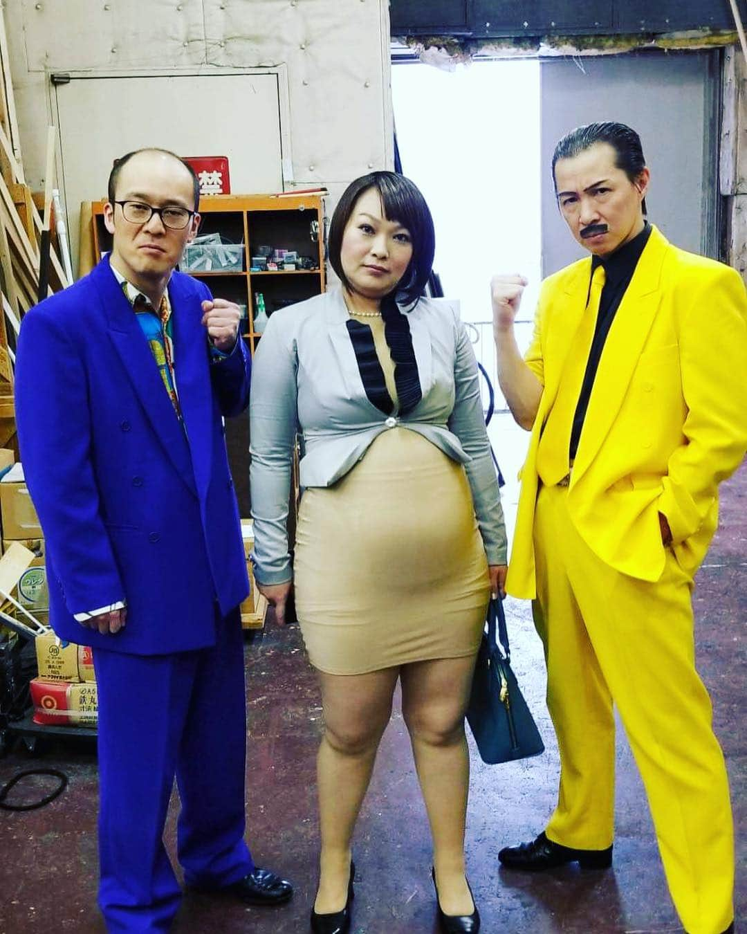 アキ（荒木良明）さんのインスタグラム写真 - (アキ（荒木良明）Instagram)「『よしもと金融』のもんやぁ。きっちりかえしてもらうでぇ〜💴五十嵐サキ社長と部下のもりすけ。ここの会社は個性豊かやでぇ  #吉本新喜劇 #なんばグランド花月 #NGK #アザラシ #五十嵐サキ #ばっくとぅーざふゅーちゃー  #もりすけ #somanykindof #AKI #次週は祇園花月 #今日は #youtube #ライブ配信 #いぃよぉってイイね #21時半から #よしもと新喜劇アキofficialwebsite #新喜劇アキ」4月21日 9時35分 - mizutamareppuaki