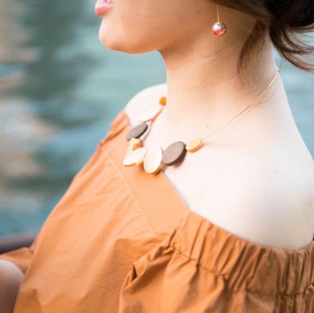 NinFeaのインスタグラム：「少し初秋を感じさせる、涼しい夏の夕方に。  Theme：Memories in summer-夏の思い出 Photo:@misopon34  Jewelry:@nin.fea Model:Mayuko in August  #handmadenecklace#necklace#ハンドメイドネックレス#ネックレス#チョーカー」