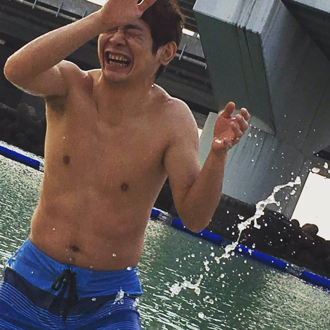 橋本直さんのインスタグラム写真 - (橋本直Instagram)「沖縄海入るのはまだ寒いよ。 大阪チャンネルの「芸人リボーン銀シャリ編」での一コマだよ。 撮影はゆりやんと尼神インターの誠子だよ。鰻のインスタ見た方、別にアカウントを乗っ取られたわけじゃないのでご安心を！笑 何故こんなことになってるか、詳しくは大阪チャンネルで！」4月21日 13時18分 - kome_kome_kome0927