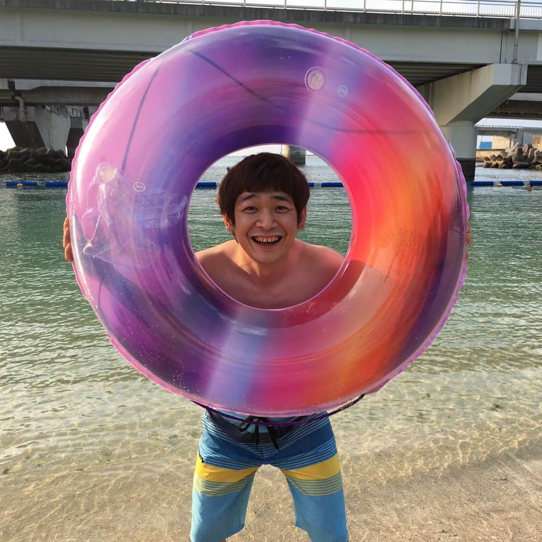 橋本直さんのインスタグラム写真 - (橋本直Instagram)「沖縄海入るのはまだ寒いよ。 大阪チャンネルの「芸人リボーン銀シャリ編」での一コマだよ。 撮影はゆりやんと尼神インターの誠子だよ。鰻のインスタ見た方、別にアカウントを乗っ取られたわけじゃないのでご安心を！笑 何故こんなことになってるか、詳しくは大阪チャンネルで！」4月21日 13時18分 - kome_kome_kome0927